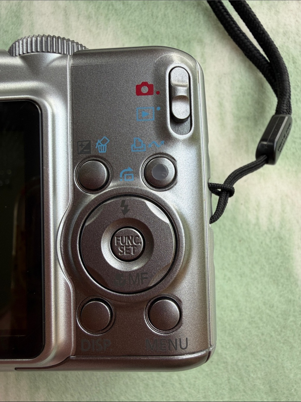 Canon Powershot A720 IS Silver Point-and-Shoot Digital Camera with Carrying Case - Picture 5 of 16